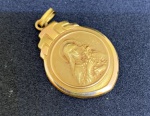JÓIA- medalha de ouro medindo 2 cm comp.