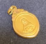 JÓIA- medalha de ouro medindo 1,5 cm comp.