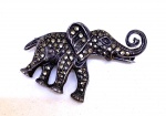 JÓIA- broche  de marcassitas e prata representando elefante. Medindo 4 cm comp. Lindo!
