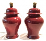 Par de abajures em cerâmica vermelha, medindo: 40 cm alt.