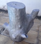 Linda escultura feita de tronco de árvore na cor prata, medindo 63 cm.Linda escultura feita de tronco de árvore na cor prata, medindo 63 cm.Linda escultura feita de tronco de árvore na cor prata, medindo 63 cm.