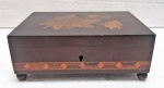 Caixa de música em madeira nobre, decorada com flores em marcheterie funcionando. Original com uma chave e falta apenas um pé redondo não desmerecendo o valor da peça.Medida: 12cm x 18 cm