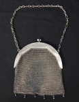 Linda bolsa em cota de malha em prata com corrente original, meados de 1900, contrastada. Medida 14cm x 12 cm,