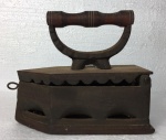 Antigo ferro de passar com pega em madeira. Medida 22 x 19 x 9,5 cm.