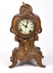 Ansonia - Excepcional  relógio de lareira em BRONZE original testado apoiado sobre 4 pés originalmente Art nouveau com mostrador em porcelana. Funcionando. Circa de 1900. Com chave e pêndulo. Completo e original. Medida 32 x 17 cm.