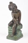 Escultura em petit bronze e base em faiança representando 30 x 13,5 cm.