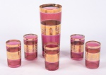 Conjunto de coqueteleira e 5 copos para drinque em vidro colorido e frisos dourados, Brasil anos 50. Medida: 20 cm de altura 20 cm x 9 cm de diâmetro; Copo: 8,5cm x 5,5 cm de diâmetro