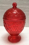 Compoteira americana, confeccionada em vidro no tom rubi, pintada, no feitio de pinha, da marca: AVON. Medida: 15 cm x 9,5 cm