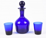Garrafa em vidro azul na cor royal com dois copos. Garrafa: 27 cm de altura. Copo: 9 cm x 8 cm