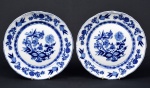 PORCELANA STEATITA - Par de pratos em porcelana em baixo esmalte no padrão dito cebolinha nas cores azul e branco. Medida:25 cm de diâmetro