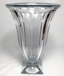 Deslumbrante e GRANDE vaso em bloco de cristal europeu (BOHEMIA) decorativo ricamente facetado. Em perfeito estado de conservação. Medida: 35,5 cm de altura x 24 cm de diâmetro.