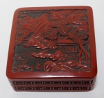 Caixa/porta joia de metal cloisonné revestido com laca vermelha, decorada com flores e arabescos, base de madeira. Medida: 95 cm x 9,5 cm x 4 cm
