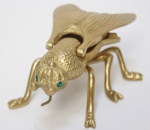 Antigo cinzeiro em bronze no formato de mosca com asas articuladas que fecham o cinzeiro. Medida: 14 cm x 9 cm x 6 cm