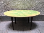 DÉCADA DE 1950 - Linda mesa de centro oval em acrílico verde e pés palito torneados  em madeira nobre. Medida: 77 cm x 44 cm x 37 cm