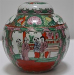 Potiche em porcelana esmaltada chinesa de decoração, tema oriental, policromado. Selo vermelho em sua base. Acompanha peanha em madeira. Medida: 17 cm x 15 cm x 7cm; Peanha: 16 x 11 x 9 cm.