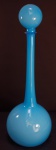 Grande garrafa em vidro soprado opalinado na cor azul celeste dita "bola" da década de 1950. Peça de coleção. Medida: 55 cm de altura