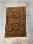 Tapete persa oriental decoração com motivos geométricos. Medida:130 cm x 85 cm