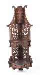 Cantoneira em madeira nobre ou porta bibelô entalhada e fenestrada oriental porta bibêlo  Medida: 48.5 cm  alt x 18 cm