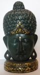Escultura em madeira nobre esculpida à mão com pátina verde e dourada representando GRANDE cabeça de "Buda" (Shiva). Possui expressão de meditação. Medida: 55 cm x 27 cm