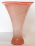 GRANDE e belo vaso em cristal de murano artístico em formato evasê com etiqueta original, possivelmente  nunca usado, em tom rosa. Medida: 36,5 cm de altura x 29 cm de diâmetro