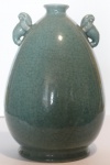 GRANDE vaso/ânfora em cerâmica esmaltada craquelê em tom verde água ao gosto celadon adornado por duas pegas laterais com cães de fó. Medida: 38 cm x 24 cm