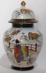 Potiche em porcelana japonesa pintado à mão decorado por tema oriental e frisos dourados, marca de sua manufatura em sua base ("T"). Medida: 22 cm x 14 cm