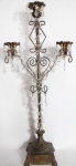 Candelabro em resina com metal decorado por pingentes em acrílico. Obs: Uma bobeche está colada. Medida: 70 cm x 32 cm