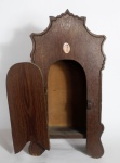 ARTE SACRA - Pequeno oratório em madeira entalhada com imagem de santa colada em cima da  porta. Medida: 50 cm x 13 cm x 25 cm