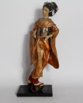 Escultura confeccionada em tecido com braços em biscuit representando Gueixa sobre pedestal em madeira. Medida: 39 cm de altura