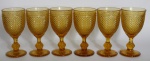 Elegante conjunto de seis taças em vidro dito "bico de jaca", meados do século XX. Medida: 14 cm x 7 cm
