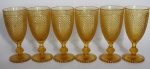 Elegante conjunto de seis taças de vinho em vidro dito "bico de jaca", meados do século XX. Medida: 16 cm x 7 cm