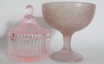 Lote composto de pé de bomboniere em vidro opalino com decoração em relvo em tom rosa(12 cm x 12,5 cm) e bomboniere em tom rosê medindo 12 cm x 10,5 cm em bom estado de conservação.