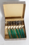 Conjunto de 6 colheres de café com pega em acrílico em baquelite verde, acompanha caixa original. Medida:14,5 cm