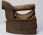Antigo ferro de passar roupas à brasa, início do Século XX. Fabricado em ferro, com punho em madeira para proteger a mão. Medida: 19 cm x 18,5 cm x 10 cm