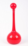 Grande garrafa em vidro soprado opalinado na cor vermelha  dita "bola" da década de 1950. Peça de coleção. Medida: 55 cm de altura