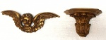 ARTE SACRA- Duas peças em miniatura em madeira entalhada folheada à ouro representando peanha e querubim para parede. Medida peanha: 12 cm x 9 cm; Anjo: 20 cm x 7 cm de altura