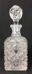 Garrafa em demi cristal com lapidação em relevo, translúcida, borda facetada. Bom estado de conservação. Medida: 27 cm x 10 cm.