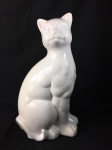 Grande escultura em faiança vitrificada na cor branca representando "Gato". Medida: 40 cm x 24 cm