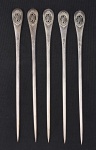 Conjunto de 5 espetos em prata de lei contrastada (Javali) com marca do prateiro, cabos monogramados. Medida: 20 cm de comprimento. Peso: 125 gramas.