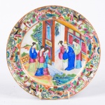 CIA DAS INDIAS - Prato em porcelana chinesa, decoração mandarim, pintura feita à mão com profusão de policromia, China, século XIX. Medida: 20 cm de diâmetro