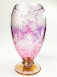 GRANDE vaso/floreira em vidro em formato de taça pintado em sua base em tom dourado e bojo em vinho, lapidação em baixo relevo satine, bordas facetadas. Medida: 31 cm de altura