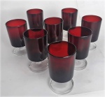 Conjunto de 8 copos em vidro francês em tom rubi com base translúcida de coleção. Medida 10 x 6 cm.