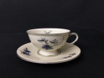 Rosenthal Winifred Germany  - Fina xícara em porcelana alemã , art deco na cor marfim e decoração floral nas cores preta, cinza e azul com frisos na cor prata. Medida xícara 8 x 5 cm e pires 12 cm.