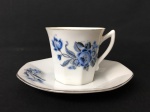 Japon - Xícara com pires para café em fina porcelana japonesa facetada com decoração floral na cor azul e preta, frisos em prata e pires sextavado. Medida 6,5 x 6 cm e pires 12,5 cm.