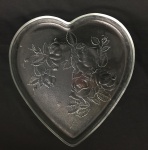 Prato para bolo em vidro com decoração floral em formato de coração. 31 x 33 cm.
