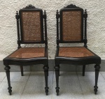 Duas cadeiras em madeira estilo império com assento e encosto em palhinha.Medida 100 x 47 x 43 cm.