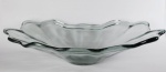 Excepcional centro de mesa/floreira em grosso vidro fumê estilo ART NOUVEAU com bordas onduladas estilizadas. Medida: 56 cm x 26 cm x 11 cm de altura