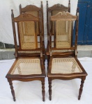 Conjunto de quatro cadeiras de madeira nobre com assento e encosto em palhinha. Medida: 110 x 46 x 42 cm.