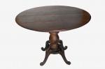 Mesa em madeira com tampo redondo. 118 x 77 cm.
