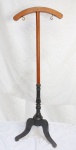 Cabideiro de madeira entalhada e nobre com dois ganchos e parte inferior em madeira escura. Medida: 139 x 48 cm.